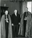 Fotografia de Américo Tomás no Palácio Nacional de Belém, recebendo em audiência o cardeal Bea e Maximiliano Fuerstenberg, por ocasião da entrega da primeira Rosa de Ouro oferecida ao Santuário de Fátima 