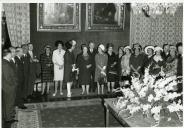 Fotografia de Américo Tomás, acompanhado por Gertrudes Rodrigues Tomás, por Cecília Supico Pinto e por António Augusto Peixoto Correia, no Palácio de Belém, recebendo em audiência os delegados do Movimento Nacional Feminino