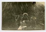 Fotografia de Gertrudes Ribeiro da Costa com um grupo de familiares e amigos.