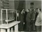 Fotografia de Américo Tomás na cerimónia da inauguração do pavilhão da Junta das Casas dos Pescadores na Feira Popular do “Século”