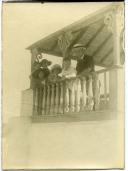 Fotografia de Américo Tomás e de Gertrudes Ribeiro da Costa na companhia das suas duas irmãs e outros familiares, durante uma visita à Quinta da Penha Verde, na vila de Sintra.