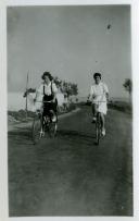 Fotografia de Maria Madalena e Maria Natália, filhas de Américo Tomás, andando de bicicleta na estrada entre o Farol da Guia e a Boca do Inferno, em Cascais
