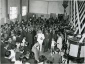 Fotografia de Américo Tomás, acompanhado por Alfredo Rodrigues dos Santos Júnior, em Coruche, por ocasião da visita oficial efetuada ao Centro Fabril da Cooperativa do Vale do Sorraia