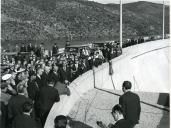 Fotografia de Américo Tomás, acompanhado por Eduardo de Arantes e Oliveira, por ocasião da inauguração das barragens da Bemposta e Aldeadávila 