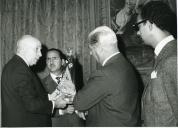 Fotografia de Américo Tomás acompanhado por César Moreira Baptista no Palácio de Belém durante a cerimónia de entrega de uma imagem de Nossa Senhora da Aparecida