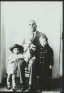 Fotografia de Manuel Gomes da Costa na companhia de três dos seus netos. 
