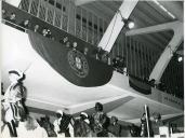 Fotografia do Presidente da República Américo Tomás, acompanhado por Maria Madalena e Maria Natália Rodrigues Tomás e por Alfredo Rodrigues dos Santos Júnior, na Feira das Indústrias de Lisboa presidindo à inauguração de um congresso internacional
