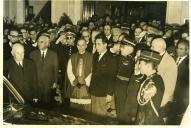 Fotografia de Américo Tomás, acompanhado por Alfredo Rodrigues dos Santos Júnior, presidindo às comemorações do cinquentenário da Associação Humanitária dos Bombeiros Voluntários Lisbonenses
