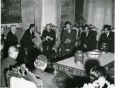 Fotografia de Américo Tomás no Palácio Nacional de Belém, recebendo em audiência a comissão executiva das comemorações do VI centenário da vila de Cascais