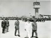 Fotografia de Américo Tomás passando revista às tropas, por ocasião da cerimónia de inauguração do Aeroporto Internacional de Faro