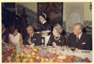 Fotografia de Gertrudes Ribeiro da Costa durante um almoço com amigos