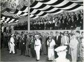 Fotografia de Américo Tomás acompanhado por António Augusto Peixoto Correia assistindo a um desfile militar na cidade de Maputo, por ocasião da visita de estado efetuada a Moçambique