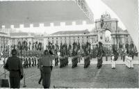 Fotografia dos alunos do Colégio Militar e Escola Naval, por ocasião da sua visita de Estado a Portugal de Hailé Salassié I, no Terreiro do Paço, em Lisboa.