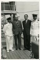 Fotografia do capitão-de-fragata e chefe de gabinete do Ministro da Marinha Américo Tomás a bordo do navio hidrográfico “D. João de Castro”