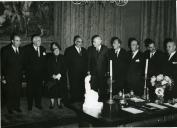 Fotografia de Américo Tomás no Palácio de Belém recebendo em audiência o governador civil do Porto, presidentes e vereadores da Câmara Municipal do Porto