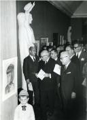 Fotografia de Américo Tomás, acompanhado por César Moreira Batista nas instalações do SNI, presidindo à inauguração de uma exposição da autoria de diversos artistas 