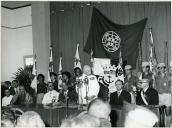 Fotografia de Américo Tomás discursando em Porto Amélia, durante a visita de estado Moçambique