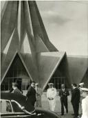 Fotografia do Presidente da República Américo Tomás na igreja de Santo António de Polana em Lourenço Marques, por ocasião da visita de estado efetuada a Moçambique