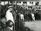 Fotografia de Américo Tomás, acompanhado por Alfredo Rodrigues dos Santos Júnior, presidindo à sessão solene inaugural de um bairro habitacional, por ocasião da visita efetuada ao distrito do Porto