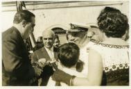 Fotografia de Américo Tomás, acompanhado por Alfredo Rodrigues dos Santos Júnior em São Brás de Alportel, por ocasião da visita oficial efetuada ao Algarve