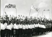 Fotografia de um conjunto de crianças saudando o Presidente da República Américo Tomás, por ocasião da visita de estado efetuada a Moçambique