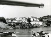Fotografia de Américo Tomás a bordo no navio João de Lisboa, perto de Vila Real de Santo António, por ocasião da visita oficial realizada ao Algarve, de 11 e 14 a julho de 1965