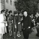 Fotografia de Américo Tomás, acompanhado por José João Gonçalves de Proença, por ocasião de um evento, onde foi oferecido um jantar e também, durante o qual, atuaram vários grupos de Ranchos Folclóricos