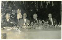 Fotografia de Américo Tomás acompanhado por António Augusto Peixoto Correia e por César Moreira Batista no restaurante Folclore, por ocasião de um almoço oferecido por José Manuel Martins