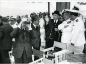 Fotografia de Américo Tomás, acompanhado por Quintanilha e Mendonça Dias, assistindo à Regata Internacional Lisboa-Bermudas