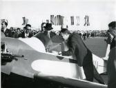 Fotografia de Américo Tomás em Tires, por ocasião da cerimónia de inauguração do Campo de Aviação de Cascais