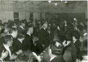 Fotografia de Américo Tomás, acompanhado por Eduardo de Arantes e Oliveira, visitando o refeitório dos operários, após a inauguração da Barragem da Bemposta
