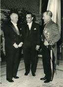 Fotografia de Américo Tomás, acompanhado por Adriano Moreira, no Palácio da Ajuda, após a cerimónia de imposição do barrete cardinalício ao novo Núncio Apostólico