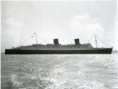 Fotografia paquete de luxo britânico Queen Elizabeth fundeado no rio Tejo