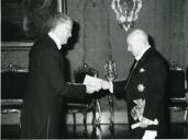 Fotografia de Américo Tomás no Palácio Nacional de Belém, presidindo à cerimónia de entrega de credenciais pelo embaixador dos Estados Unidos da América em Portugal