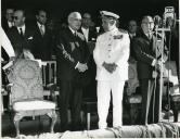 Fotografia de Américo Tomás, acompanhado por Oliveira Salazar, durante um desfile militar em Lisboa