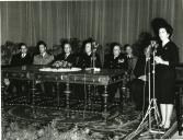 Fotografia de Américo Tomás, acompanhado por Quintanilha e Mendonça Dias, presidindo à sessão solene de abertura do novo ano letivo e celebração do aniversário do Instituto de Odivelas