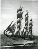 Fotografia da Regata Internacional Lisboa-Bermudas, que contou com a participação de doze países e os seus respetivos veleiros, tendo Portugal também participado com o navio-escola Sagres