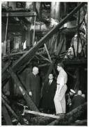 Fotografia de Américo Tomás visitando as ruínas do Teatro Nacional Dona Maria II, após o incêndio que destruiu praticamente a totalidade do edifício