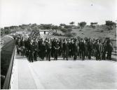 Fotografia de Américo Tomás, acompanhado por Alfredo Rodrigues dos Santos Júnior e por Eduardo de Arantes e Oliveira, presidindo à inauguração da ponte sobre o rio Ardila