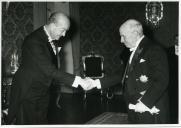 Fotografia de Américo Tomás no Palácio de Belém, recebendo as credenciais do novo embaixador da Grécia, Alexander Bainoglou