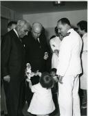 Fotografia de Américo Tomás no Largo da Mitra em Lisboa, acompanhado por Alfredo Rodrigues dos Santos Júnior, presidindo à sessão solene de inauguração Centro de Saúde e Assistência Dr. José Domingos Barreiro