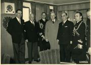 Fotografia de Américo Tomás por ocasião da recepção do navio "Ribeira Grande"