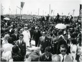 Fotografia de Américo Tomás em Santarém, por ocasião da visita efetuada à 12.ª Feira do Ribatejo