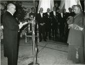 Fotografia de Américo Tomás, acompanhado por Oliveira Salazar e por Giovanni Panico, no Palácio da Ajuda, após a cerimónia de imposição do barrete cardinalício