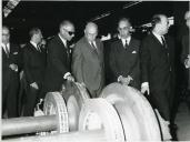 Fotografia de Américo Tomás, acompanhado por Eduardo de Arantes e Oliveira e por José João Gonçalves de Proença, na Amadora, por ocasião da visita efetuada à Sociedades Reunidas de Fabricações Metálicas (SOREFAME)