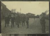 Fotografia de Bernardino Machado, na companhia de Afonso Costa e de Douglas Haig, em Lillers (França), passando revista à guarda de honra inglesa por ocasião da deslocação que efetuou a França