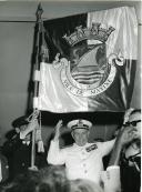 Fotografia de Américo Tomás recebendo a bandeira da vila de Maxixe por ocasião da visita de estado efetuada a Moçambique