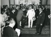 Fotografia de Américo Tomás, acompanhado por Alfredo Rodrigues dos Santos Júnior, no Museu de Etnografia e História da Junta Distrital do Porto, por ocasião da visita oficial efetuada ao norte do país