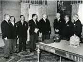 Fotografia de Américo Tomás, no Palácio de Belém, por ocasião da condecoração dos antigos Presidentes de Câmaras Municipais