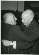 Fotografia de Américo Tomás abraçando Francisco Franco, por ocasião de uma visita efetuada a Espanha